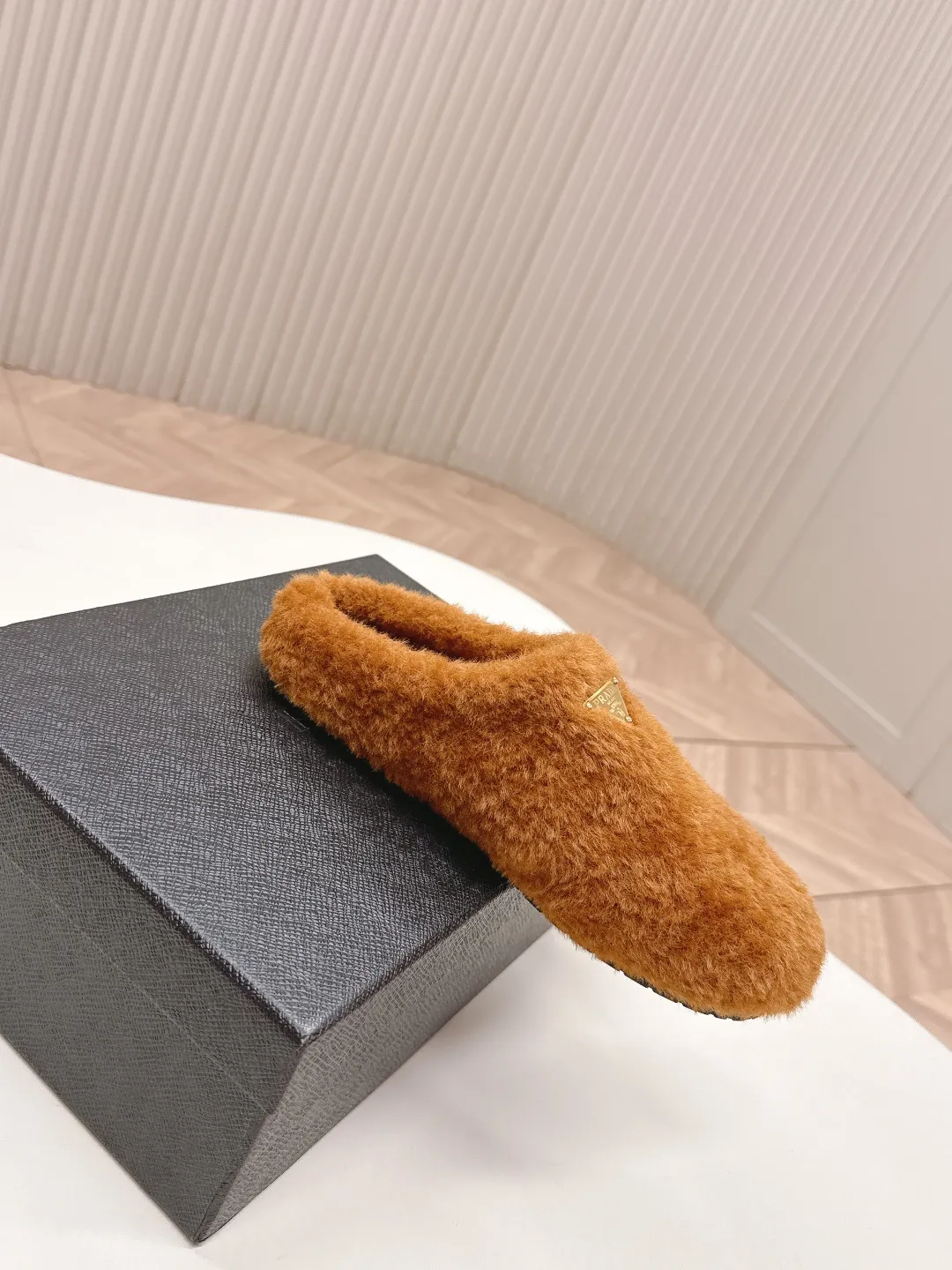 👟👟Ex-factory price 520👟👟 Prada prada25 autumn and winter furry slippers series, half-slip wool slippers, classic triangle buckle, comfortable, cute, cute, fashionable, elegant and versatile, the wool is comfortable and soft, awakening the warmth of autumn and winter. Let you walk comfortably from morning to night. Pair it with socks to easily cope with the changing seasons. Wool, sheep pattern lining, original outsole! 35-40 yards